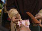 8-Bansos-Cair-Mei-2025-PKH-KIP-PIP-BLT-Dana-Desa-Cek-Nominal-Hingga-Rp-14-Juta.jpg