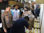 AKBP-Ferli-Hidayat-beserta-jajaran-menjalani-tes-urine.jpg