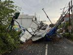 Angin Kencang Robohkan Panggung Ruwah Desa dan Pohon di Mojokerto, Mencekam
