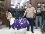 Abdullah-Syafii-membawa-kambing-ke-gedung-DPRD-Gresik.jpg