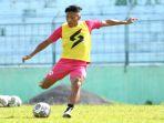 Ahmad-Bustomi-mengikuti-sesi-latihan-Arema-FC.jpg