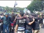 Aksi-Aremania-di-halaman-Balaikota-Malang-menuntut-pemerintah.jpg