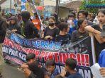 Aksi-solidaritas-Aremania-di-jembatan-Fly-Over-Kedungkandang-Minggu-20112022.jpg