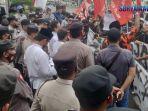 Aliansi-Masyarakat-Peduli-Tuban-demo-di-depan-Kantor-Bupati-dan-Kantor-DPRD-Kabupaten-Tuban.jpg