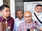 Anggota-Tim-Hukum-Gabungan-Aremania-Anjar-Nawan-Yusky-kiri.jpg