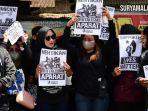 Arema-FC-Aremania-melakukan-aksi-solidaritas-di-Polres-Malang-Kabupaten-Malang.jpg<pf>KECAM-PENJILAT-Ratusan-suporter-Arema-FC-Aremania.jpg<pf>APARAT-LAMBAN-Ratusan-suporter-Arema-FC-Aremania.jpg