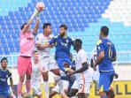 suryamalang/Arema-FC-Borneo-FC-berduel-udara-dengan-kiper.jpg