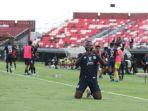 Arema-FC-Charles-Lokolingoy-melakukan-selebrasi.jpg