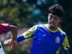 Arema-FC-asal-Brasil-Betinho-saat-menjalani-latihan-bersama-rekan-setimnya.jpg