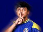 Arema-FC-saat-memperkenalkan-Fikri-Arjidan-rekrutan-anyar-pada-musim-20252026.jpg