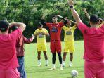 Arema-FC-saat-menjalani-sesi-psikolog-latihan-perdana.jpg