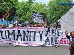 Aremania-jalan-kaki-ke-Kantor-Pos-Malang-mengirimkan-surat-kepada-Presiden-Joko-Widodo.jpg