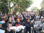 Aremania-menggelar-aksi-damai-di-depan-Kejaksaan-Negeri-Malang.jpg