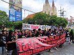 Aremania-menyampaikan-tiga-tuntutan-rakyat-Tritura.jpg