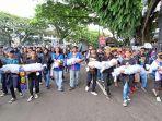 Aremania-saat-melakukan-aksi-damai-di-depan-Balaikota-Malang-membawa-pocong.jpg
