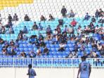 Aremania-suporter-Arema-FC-saat-menyaksikan-laga-vs-Dewa-United-Stadion-Kanjuruhan.jpg