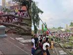 Awal-Mula-Tragedi-Pohon-Tumbang-Timpa-2-Jemaah-Salat-Idulfitri-Meninggal-Dunia-17-Orang-Luka-luka.jpg