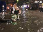 BANJIR-Mencegah-air-masuk-ke-rumah-warga-menempatkan-kursi-di-tengah.jpg