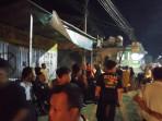 Bau-busuk-Warga-mendatangi-toko-buah-dan-ikan-SK-Viral-Grosir-di-Kecamatan-Bungah-Gresik.jpg