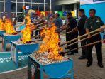 Bea-Cukai-Banyuwangi-memusnahkan-rokok-dan-minuman-keras-ilegal-Selasa.jpg