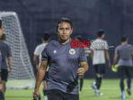 Bima-Sakti-saat-memimpin-sesi-latihan-timnas-U-17-Indonesia-di-Stadion-10-November.jpg