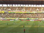 Bonek-dan-Bonita-saat-memadati-Stadion-Gelora-Bung-Tomo-untuk-mendukung-Persebaya-Surabaya.jpg