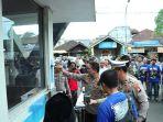 Budi-Hermanto-saat-melakukan-mural-di-Pos-Lantas-Terminal-Landungsari.jpg