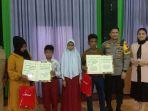 Budi-Hermanto-saat-menyerahkan-beasiswa-kepada-anak-korban-Tragedi-Kanjuruhan.jpg