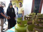 Bupati-Banyuwangi-Ipuk-Fiestiandani-mendatangi-pangkalan-LPG-di-Kelurahan-Lateng.jpg