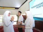 Bupati-Bupati-Banyuwangi-Ipuk-Fiestiandani-saat-penyerahan.jpg