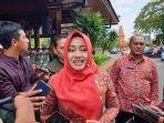 Bupati-Mojokerto-Ikfina-Fahmawati-didampingi-Sekdakab-Teguh-Gunarko-di-Pemkab-Mojokerto.jpg