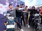 Bupati-Sidoarjo-Subandi-dan-Wakil-Bupati-Mimik-Idayana-saat-hadir-di-acara-dragbike-street-race.jpg