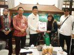 Bupati-Sidoarjo-Subandi-saat-menggelar-audiensi-dengan-sejumlah-penyandang-disabilitas.jpg