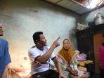Bupati-Sidoarjo-Subandi-saat-meninjau-langsung-kondisi-rumah-tidak-layak-huni.jpg
