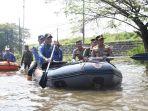 Bupati-Sidoarjo-Subandi-sidak-lokasi-banjir-di-Jalan-Raya-Porong.jpg