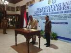 Bupati-Tulungagung-Gatut-Sunu-Wibowo-Rektor-Universitas-Airlangga-Muhammad-Madyan.jpg