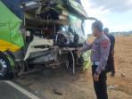 Bus-Gunung-Harta-kecelakaan-dengan-truk-di-Jalan-Raya-Desa-Panyepen-Kecamatan-Jrengik-Sampang.jpg