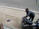 CCTV-maling-membuka-jok-sepeda-motor-dan-mengambil-uang-Rp-50-juta-Sampang-Madura.jpg