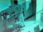CCTV-yang-menunjukkan-pelaku-AM-saat-beraksi-mencuri-di-kantor-tempatnya-bekerja-KOTA-MALANG.jpg