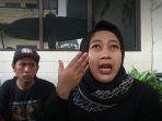 Cholifatul-Nur-saat-bercerita-mencari-anaknya-yang-tewas-di-Tragedi-Kanjuruhan.jpg