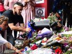 Cristian-Gonzales-berdoa-dan-tabur-bunga-di-pintu-13-Stadion-Kanjuruhan-Kabupaten-Malang.jpg