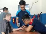 Damkar-Kabupaten-Kediri-menolong-warga-jarinya-terjepit-cincin-dan-tak-bisa-dilepaskan.jpg