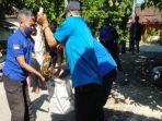 Damkar-Satpol-PP-Tuban-menangkap-ular-piton-sepanjang-4-meter-di-Desa-Sugiharjo.jpg