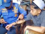Santri di Jombang Bercanda Memasang Borgol di Tangan, Tiba-tiba Kuncinya Hilang, Damkar Turun Tangan