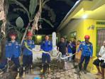 Damkar-mengevakuasi-ular-piton-di-Kelurahan-Ngantru-Trenggalek-Minggu-26102025.jpg