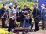 Devi-Athok-orang-tua-korban-menangis-saat-autopsi-dua-jenazah-anaknya-korban-tragedi-Kanjuruhan.jpg