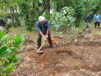 Direktur-Human-Capital-Perum-Bulog-Sudarsono-Hardjosoekarto-Alpukat-Hass.jpg