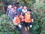EVAKUASI-KORBAN-INNOVA-PACET-2.jpg