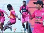 Eduardo-Almeida-kanan-pemain-Arema-FC-kiri-hasil-kerja-Eduardo-Almeida-selama-melatih-Arema.jpg