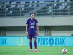 Ezra-Walian-dinobatkan-sebagai-Player-of-The-Match-dalam-laga-PSBS-Biak-vs-Persik-Kediri.jpg